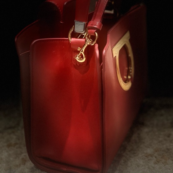 Authentic Salvador Ferragamo red Bag. - Picture 5 of 6